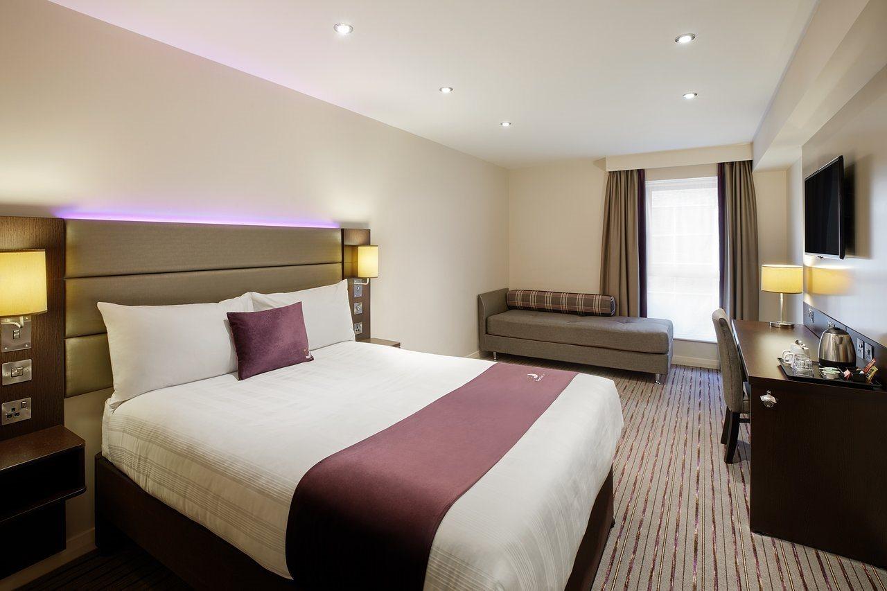 Premier Inn Holyhead Esterno foto